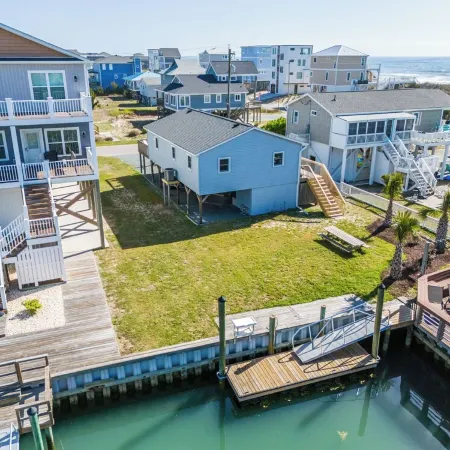 Steps to the Beach. Canal Front with New Dock. Clean, Cozy Getaway.