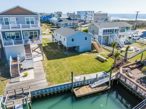Steps to the Beach. Canal Front with New Dock. Clean, Cozy Getaway.