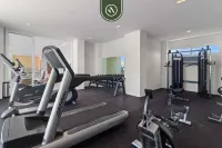 New Stylish 1 BR Condo - Ocean Views - Flex Room - Gym