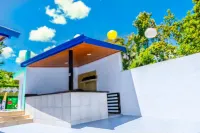 Centrally Located in El Pino la Vega, Space for 8 or More Guest, Heated Pool Hotel di 