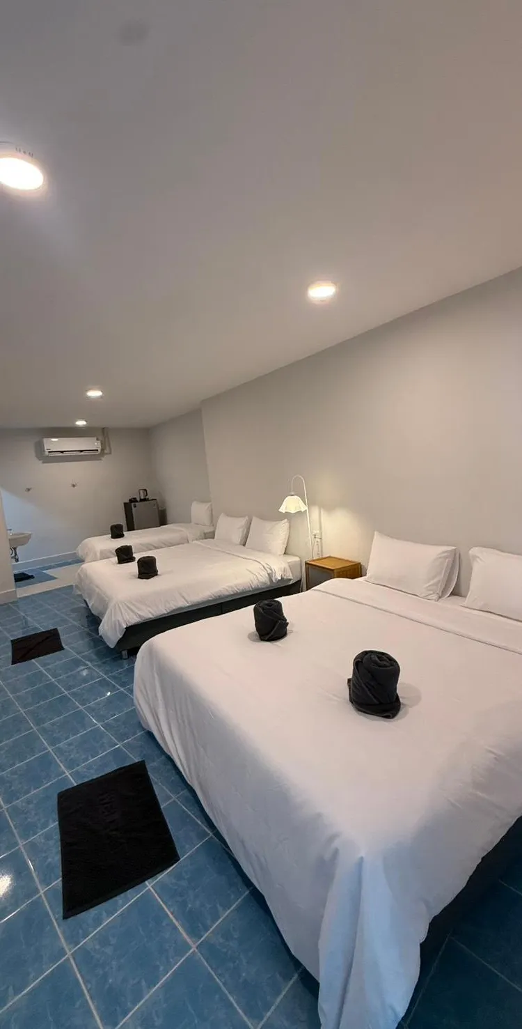 Guest Room with 5 Beds and Air Conditioner