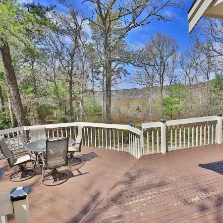 Spacious Lake House for Large Groups w Private Acre+ short path to Lake