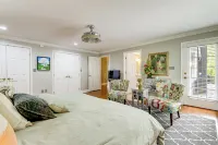 Walk to Main St! 4-acre Family Escape in London - 3 estrellas