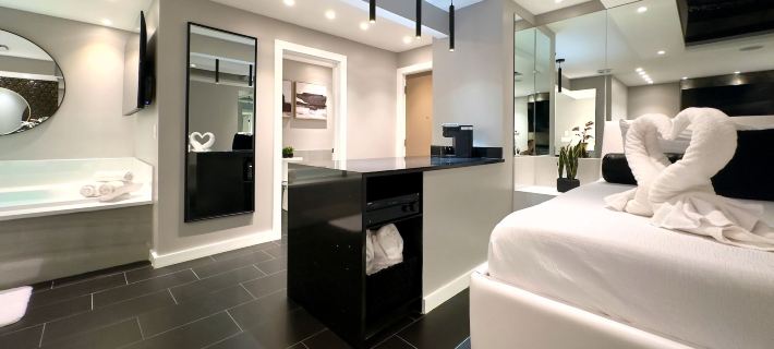 Sybaris Pool Suites Hotels in DuPage County