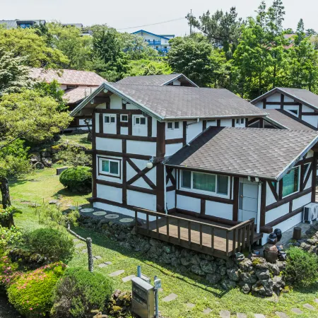 Jeju Logman House Pension Отели рядом с достопримечательностью «Курорт и гольф-клуб Everis»