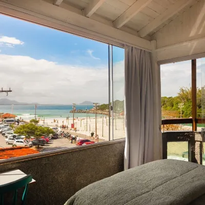 Sea Wolf Surf Hostel Отели рядом с достопримечательностью «Пляж Прая-да-Гальета»