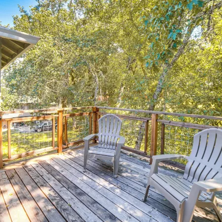 Walk to Main St! Quiet Mendocino County Retreat