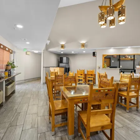 Econo Lodge Inn & Suites