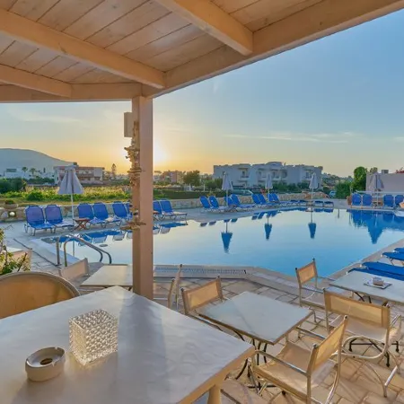 Golden Bay Apartments-Garden Haven
