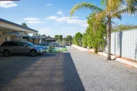 7th Street Motel - parking