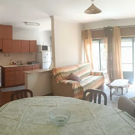 2 bedroom apartment 5 minutes from the beach with sea views! Hoteles en Nazaré