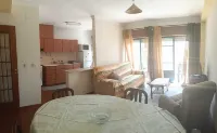 2 bedroom apartment 5 minutes from the beach with sea views! - Kitchen