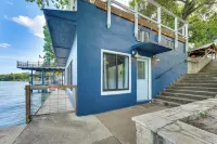 4-Season Boathouse, Hot Tub! Guadalupe River Oasis - parking