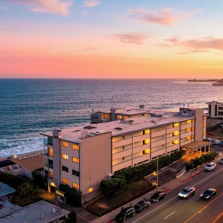 Carbon & Coast by Avantstay Beachfront 2BR + Shared Pool & Spa On the Sand