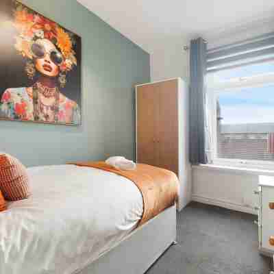 4BR Mitchell Street Apartment Sleeps 6 by Stay With Us Rooms