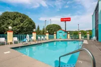 Econo Lodge - Pools