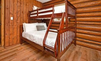 Walk to Beach - Close to Town - Pet Friendly Cabin