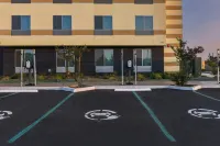 本圖拉縣穆爾帕克萬楓套房飯店 - 停車場