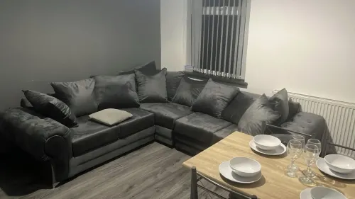 Beautiful 4-Bedroom Home for 8 in Liverpool - Pensions