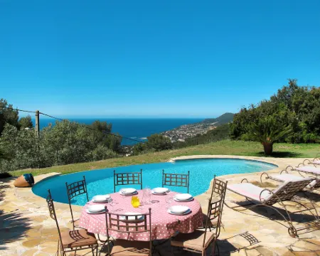 Jaune Hotels in Carqueiranne