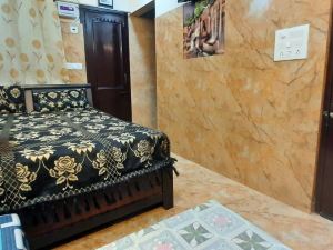 Room in Guest Room - Aggarwal Guest House in Cream Location 92,121,74700