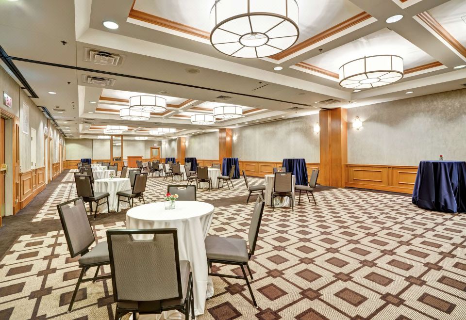 5. 엠버시 스위트 ..