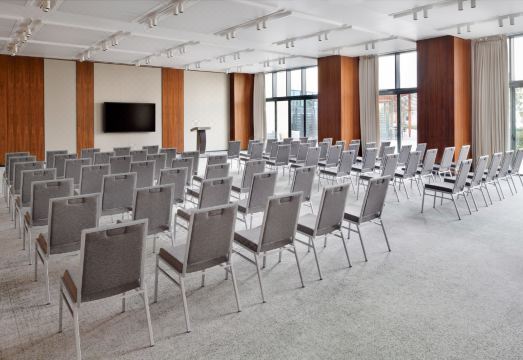 비다 에미레이츠 힐스의 깔끔하고 넓은 침실 인테리어