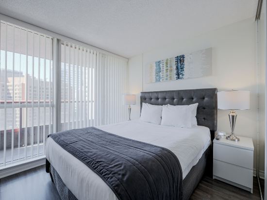Giant 2 Bdrm 2 Bath Plus Den Condo w Balcony, 3 Tvs, Walk to Sick Kids Hospital
