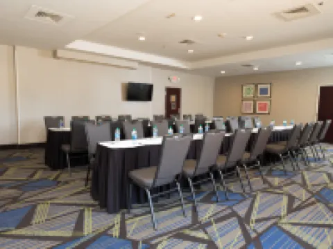 Holiday Inn Express & Suites CLINTON by IHG Hotels in Clinton