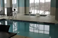 Holiday Inn Express & Suites HUDSON I-94 by IHG - piscina