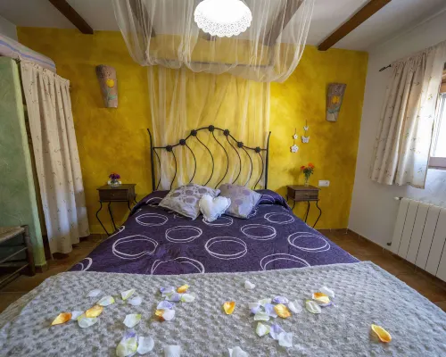 Romantic House for 2 or 4 People with Jacuzzi Hotels in Laroya