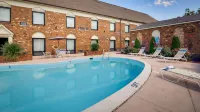 Best Western Plus Governors Inn Hotels in Bon Air