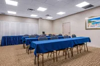 Comfort Suites Maingate East - parking