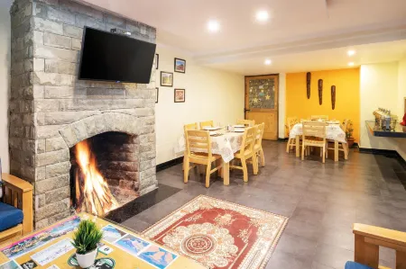 The Pine Chalet Отели рядом с достопримечательностью «Igloo stay sethan»