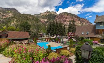 Twin Peaks Lodge & Hot Springs