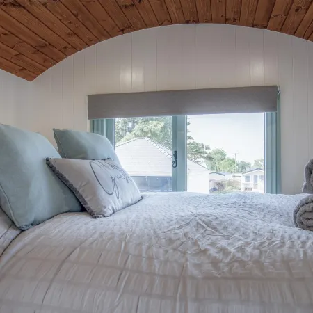 Rosemary - 1 Bedroom Shepherd's Hut - Amroth Отели в г. Амрот
