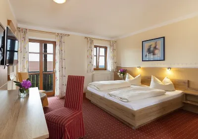Landgasthof Zum Kirchenwirt Hotels near Burgruine Altjochenstein