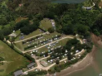 Golden Bay Holiday Park فنادق في Pohara