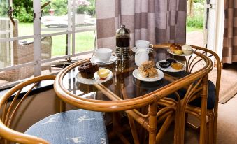 Charming Yellowwood Cottage for 2 People in Spacious Garden!
