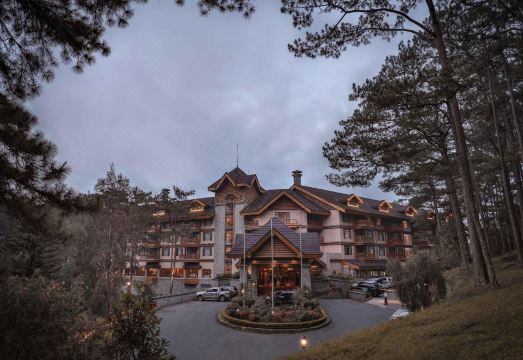 더 매너 앳 캠프 존 헤이