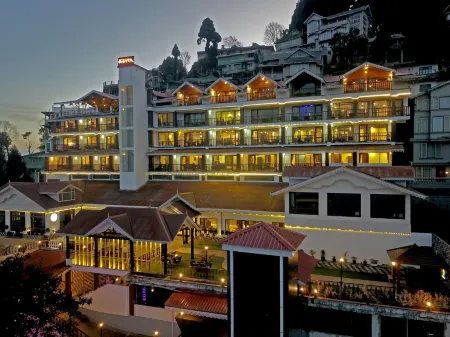 Istana Resort & Spa Отели рядом с достопримечательностью «Darjeeling Himalayan Railway Toy Train»