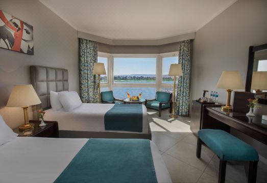 피라미사 아이시스 호텔의 아름다운 정원