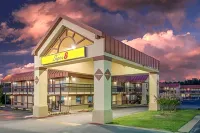 Super 8 by Wyndham Tulsa Hotels in Sand Springs