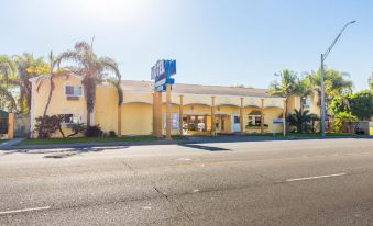 Colonial Pool & Spa Motel