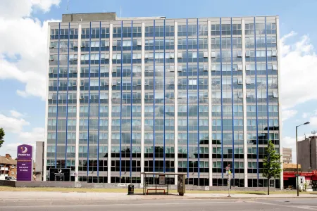 Premier Inn London Hendon (The Hyde) Отели в г. Барнет