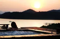 The Funny Lion - Coron - Romantic