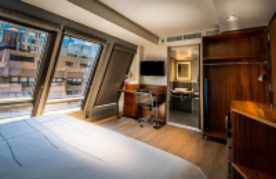 La Quinta Inn & Suites by Wyndham Times Square South