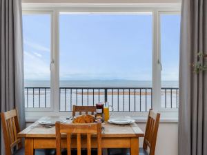 Sea Urchins Apartment - Sea Front Apartment with Views, Pet Friendly