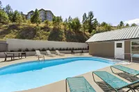 Travelodge by Wyndham Kamloops Mountview - piscina