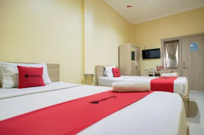 RedDoorz Near Jalan Kolonel Haji Burlian Palembang Hotels near Simpang Tanjung Api-Api